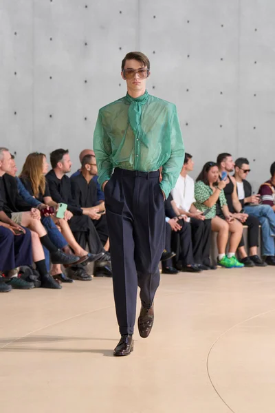 Look 15